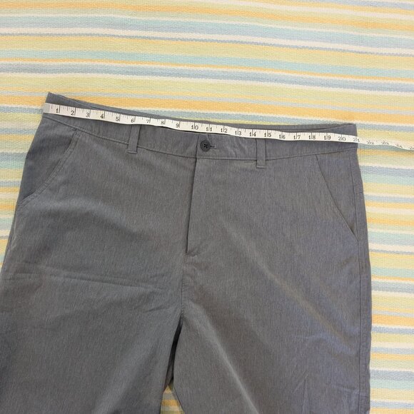 ⭐ Men's Gray Old Navy Active flat front shorts size 40 - Picture 3 of 8